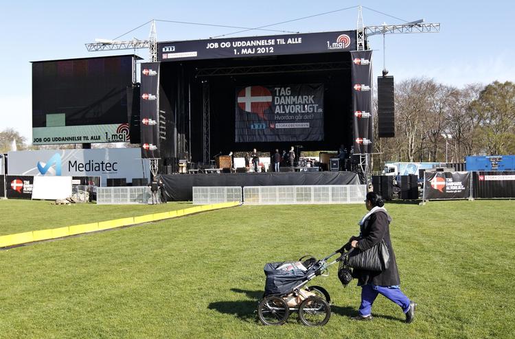 Festdag. Tusinder indtager den jomfruelige grønsvær i eftermiddag, hvor politiske taler ved blandt andre Helle Thorning Schmidt og Harald Børsting, fadøl og musik med Pato og Mads Langer er på programmet i Fælledparken 