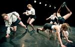 Fusion. Her er det danserkollektivet Fanclub, der opfører Gone Home skabt af Dorte Olesen og Ari Rosenzweig på Dansescenen. 