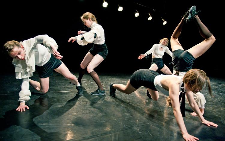 Fusion. Her er det danserkollektivet Fanclub, der opfører Gone Home skabt af Dorte Olesen og Ari Rosenzweig på Dansescenen. 