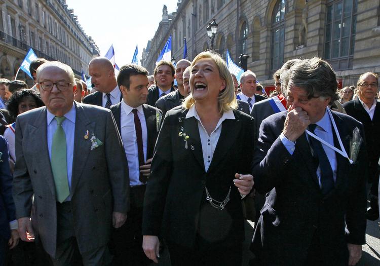 Valgstemme. Marine Le Pen - lederen af højrefløjspartiet Front National i Frankrig - peger hverken på den borgerlige præsident Nicolas Sarkozy eller den socialistiske udfordrer François Hollande til valget 6. maj. Hun vil stemme blankt. 