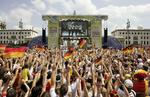 Kulisse. Tyskland havde enorm succes som værter for VM i 2006. Bl.a. blev de gigantiske fanområder - her i Berlins centrum - flittigt brugt til forbrødring mellem verdens fodboldfans. 