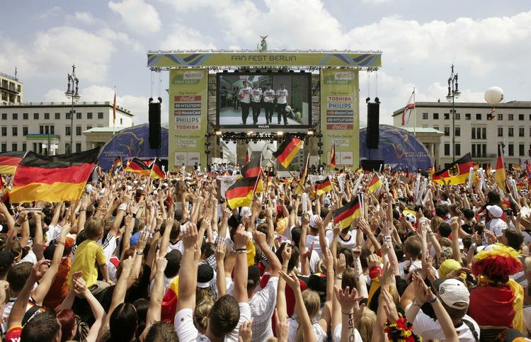 Kulisse. Tyskland havde enorm succes som værter for VM i 2006. Bl.a. blev de gigantiske fanområder - her i Berlins centrum - flittigt brugt til forbrødring mellem verdens fodboldfans. 