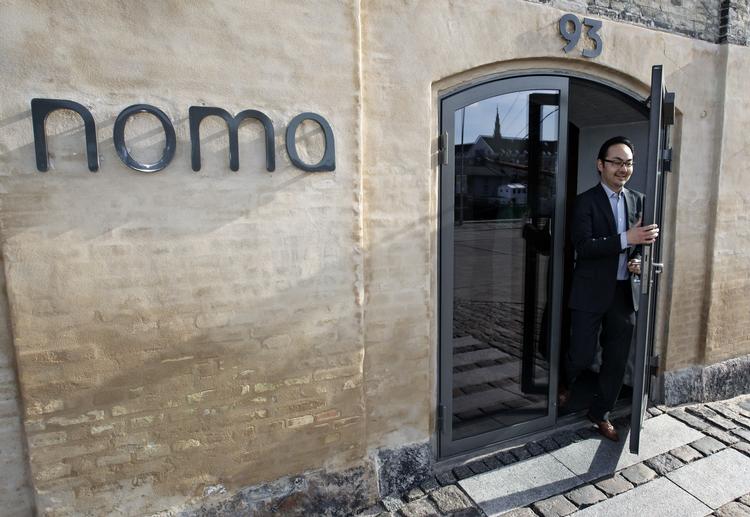 Noma. Peter Kreiner i døren til restauranten i Strandgade i København. 