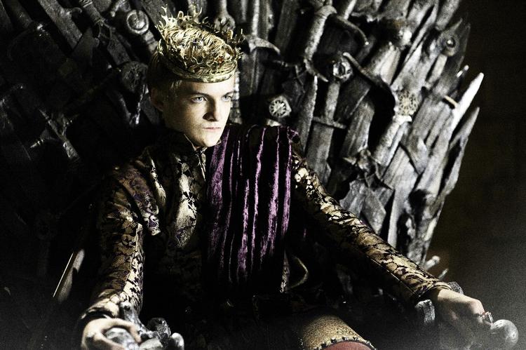 Jerntronen. I slutningen af første sæson blev tronen indtaget af den afdøde konges uægte søn Joffrey (Jack Gleeson). Ved indgangen til 2. sæson står flere klar til at kæmpe om magten. Premiere onsdag aften. 