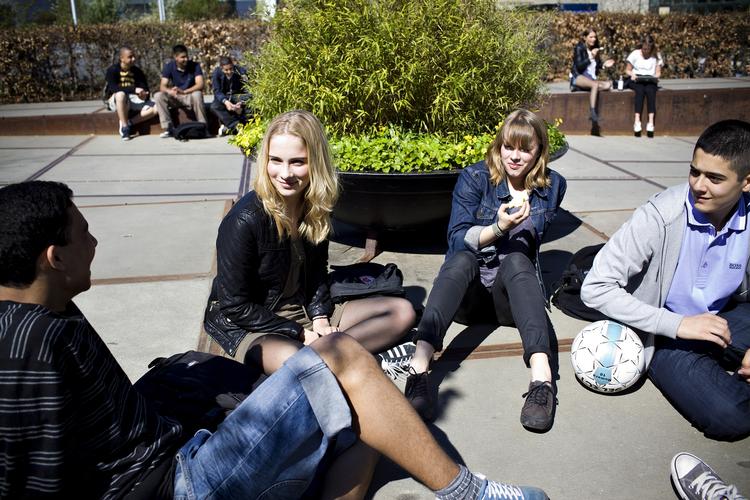 Munterhed. Stemningen er god i forårssolen på Frederiksberg Gymnasium - og humøret er generelt blevet bedre blandt unge. 