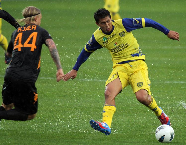 Glideture. Det var svært for Simon Kjær (til venstre) og de øvrige spillere at stå fast på banen i Verona. 