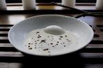 Mælskesyre. Det islandske mælkeprodukt skyr kan gære, hvis det opbevares forkert. Her ses dog en lidt mere veltilberedt version - nemlig restaurant Nomas Øllebrød med skyrsorbet. 