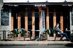 solsiden. Grand Café i Borgergade er et noget anonymt sted, men maden - ikke mindst desserterne - og fortovspladserne i solen trækker op.