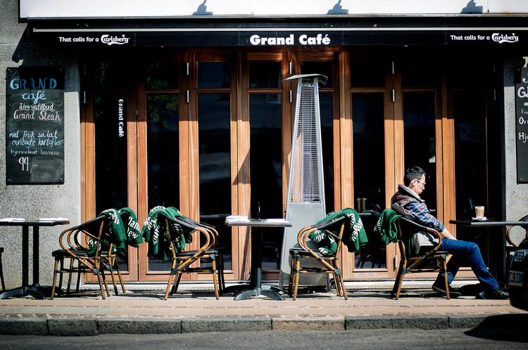solsiden. Grand Café i Borgergade er et noget anonymt sted, men maden - ikke mindst desserterne - og fortovspladserne i solen trækker op.