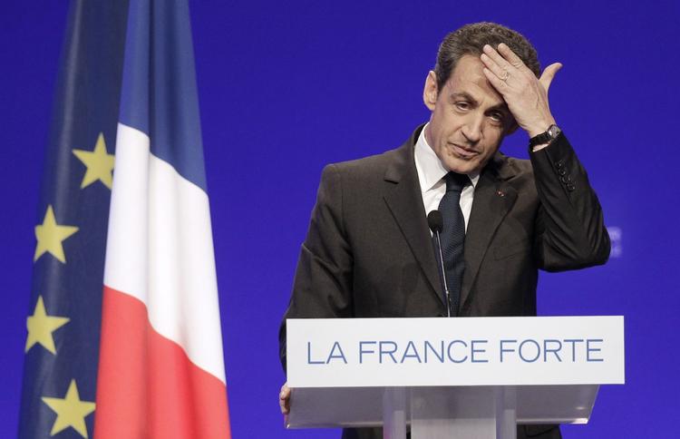 Den franske præsident Nicolas Sarkozy er i modvind forud for aftenens debat, som er den sidste før valget på søndag. 