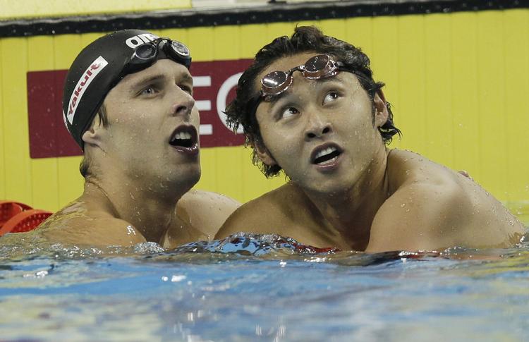 CHOKERET. ved VM sidste år vandt Alexander Dale Oen (tv.) guld i 100 meter brystsvømning med den dobbelte japanske OL-guldvinder Kosuke Kitajima (th.) på fjerdepladsen. 