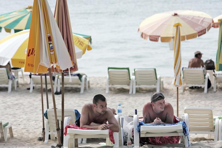 Populær feriedestination. Mange danskere rejser til Phuket i Thailand, men i dag må de dele feriestedet med et stigende antal russiske turister. 