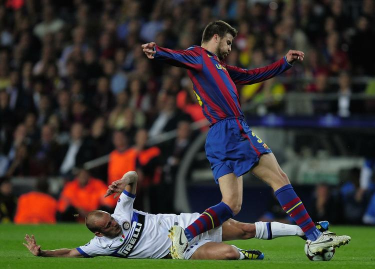 holdkammerater? FC Barcelonas Gerard Pique (th) kæmper om bolden med Inters Wesley Sneijder i en Champions League-kamp i 2010. Nu er Manchester United angiveligt interesseret i begge spillere. Arkivfoto: AP 