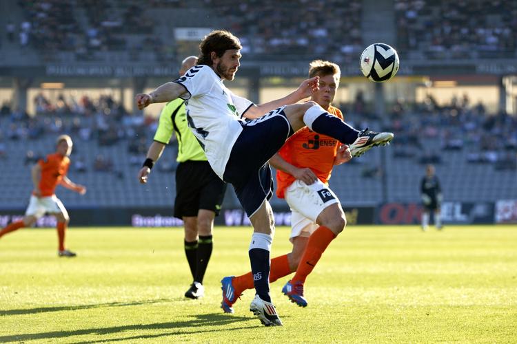 femteplads. Der var lav sol over Århus, da AGF tog imod bundholdet fra Lyngby. 