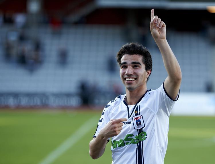 tweets. Osama Akharraz har dummet sig på Twitter, men AGF har klaret sagen med en irettesættelse og daglige drillerier. 