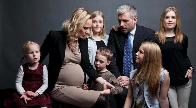 Storfamilie. Højgravide Thora Arnórsdóttir er favorit til at blive præsident. Her ses hun med sin mand og deres sammebragte familie på i alt fem-snart-seks børn. Foto: Baldur Kristjáns 