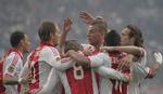 mesterskab. Ajax-spillerne fejrer scoringen til 1-0 i sejren mod Venlo. 