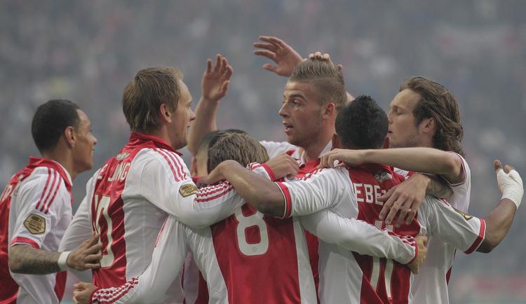 mesterskab. Ajax-spillerne fejrer scoringen til 1-0 i sejren mod Venlo. 