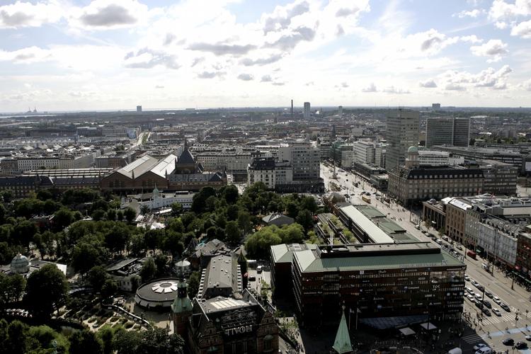 Hovedstaden. Københavns historie kan føres tilbage til omkring år 700, hvor der lå et mindre fiskerleje, hvor byens centrum nu er. Den skriftlige historie begynder, da Absalon i 1100-tallet byggede sin borg. Fra 1300-tallet blev byen Danmarks rigeste og mest betydningsfulde by. 