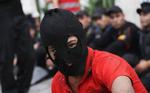 Uro. Militærets langsomme indgriben, da en gruppe demonstranter blev angrebet i Egypten i dag, førte til massiv vrede og utilfredshed i flere byer. 