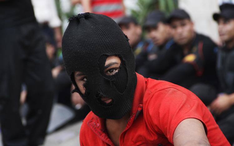 Uro. Militærets langsomme indgriben, da en gruppe demonstranter blev angrebet i Egypten i dag, førte til massiv vrede og utilfredshed i flere byer. 
