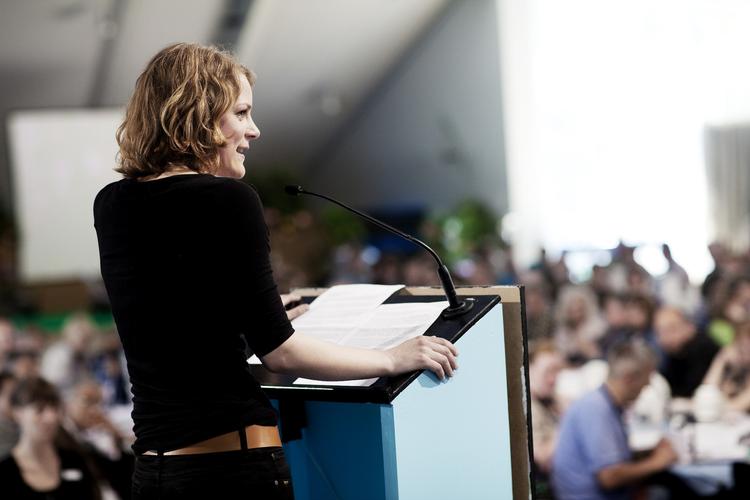 Partikrise. Enhedslistens har længe været en samlende figur i partiet. Nu kræver baglandet, at hun og resten af parti-toppen fører en anden strategi frem mod efterårets finanslov. 