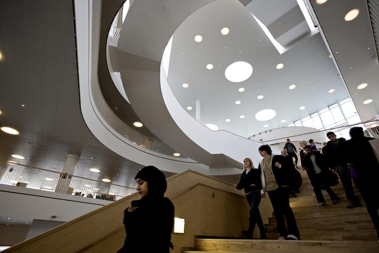 Klassekvotienter. En række danske gymnasieelever skal stå tidligere op om morgenen, når de på grund af regeringens klasseloft må gå på gymnasier længere væk fra deres bopæl. 