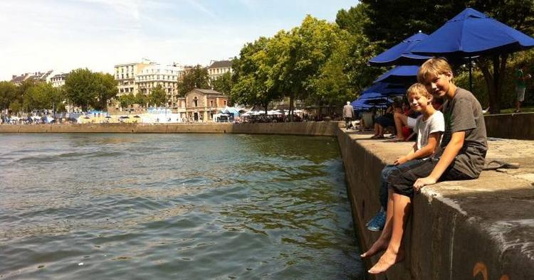 LOKALT. Byttelejligheden i Paris ligger tæt på Seinen, og ved bredden kan man få et velfortjent hvil efter timers storbyvandring. 