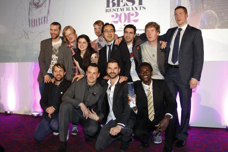Sejr. René Redzepi og resten af holdet bag Noma i The Guildhall i London, hvorfra nyheden om den danske topplacering for tredje gang spredte sig som en steppeild. 