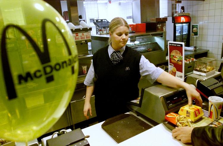 FEJLFINDING. Danskere, der får udleveret en bakke mad på McDonald's i disse dage, kan gå på stavefejls-jagt. (Arkivfoto) 