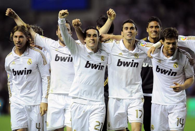 Glæde. Real Madrid-spillerne jubler efter at have brudt Barcelonas stime og taget kongeklubbens 32. mesterskab. 
