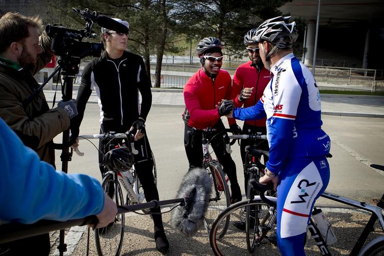 Tv. En gruppe indvandrerdrenge er i nyt reality-program i lære som professsionelle cykelryttere på 'Team Zulu'. 