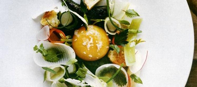 Gourmetmad til folket. René Redzepis nye kogebog skal lære folk selv at gå i gang med de nordiske råvarer. Her er der en mere speciel ingrediens på spil, nemlig andeæg, der er porcheret og flankeres af limfjordsøsters og sæsonens grøntsager. 