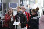 Aflysninger. Kunder kigger skeptisk op på afgangstavlerne i lufthavnen i Kastrup. 