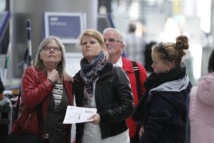 Aflysninger. Kunder kigger skeptisk op på afgangstavlerne i lufthavnen i Kastrup. 