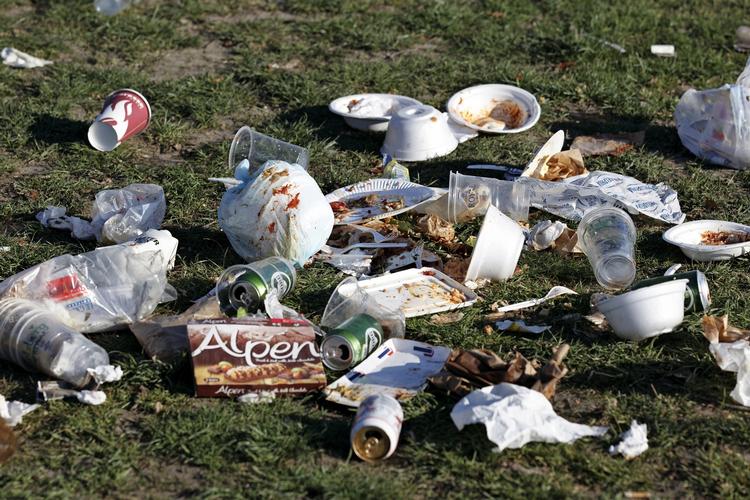 Oprydning. Affald i Fælledparken efter 1. maj-festlighederne. 