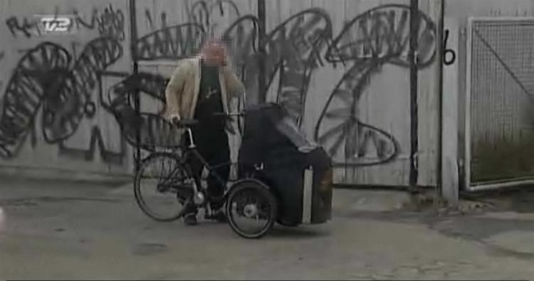 TYVERI. En af tyvebandens medlemmer fra Station 2-udsendelsen i gang med at trille en stjålet ladcykel ind på et værksted, hvor cyklen får ændret stelnummeret og udstyres med en ny lås, så den kan sælges videre i Den Blå Avis. 