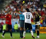 STOP! Det skal være slut med at fortælle dommeren, hvad han burde have gjort, som Michael Ballack her har travlt med over for italieneren Roberto Rosetti under EM-slutrunden i 2008. 