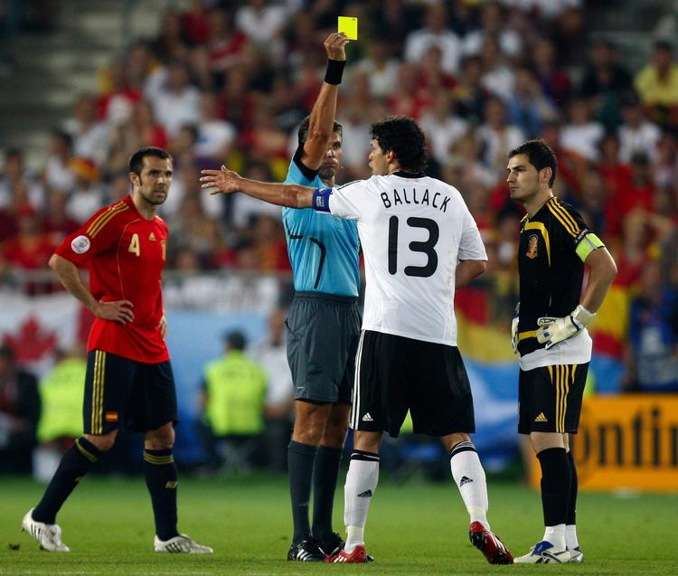 STOP! Det skal være slut med at fortælle dommeren, hvad han burde have gjort, som Michael Ballack her har travlt med over for italieneren Roberto Rosetti under EM-slutrunden i 2008. 
