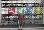 Ironisk. 'Her kan du virkelig spare penge', står der' ironisk i et butiksvindue i en lukket italiensk forretning. 