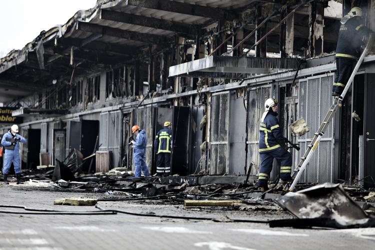 Dødsbrand. Dele af indkøbscentret Bazar Vest i Aarhus er brændt ned. Politiet mener, at der var tale om forsikringssvindel. 