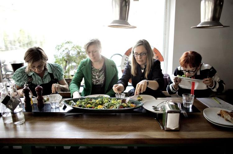 Grøn glæde. Der blev snittet og anrettet, smagt og noteret på københavnerrestauranten BioMio, da det danske mesterskab i salat blev afholdt i sidste uge. Dommerpanelet bestående af bl.a. madskribent Tina Scheftelowitz  (nederst til venstre) kårede 5 vindersalater, og nu er det op til MAD's læsere at finde den endelige salatmester. 