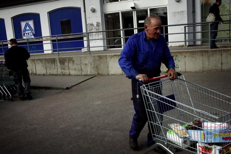 Kundehjælp. Antallet af 'tilladte' personaletimer følger butikkens omsætning. Så derfor kan butiksansatte risikere at stå med butikken mutters alene. 