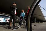 Træning. Den garvede cykelrytter og sportsdirektør Brian Holm skal forsøge at lære en gruppe indvandrere at cykle. Her tager 'Team Zulu' et pust i Bagsværd. 
