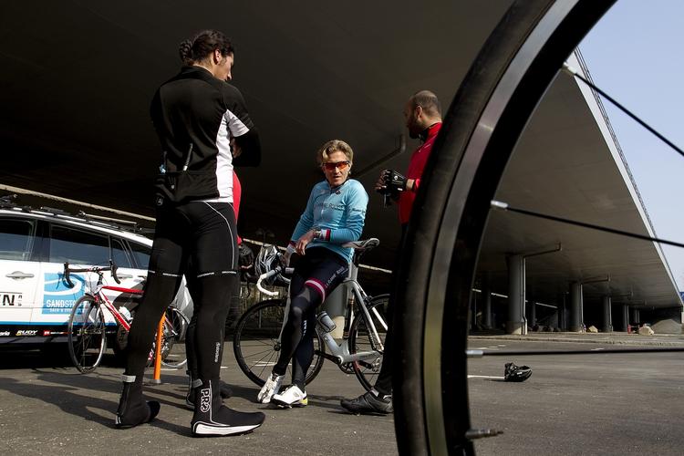 Træning. Den garvede cykelrytter og sportsdirektør Brian Holm skal forsøge at lære en gruppe indvandrere at cykle. Her tager 'Team Zulu' et pust i Bagsværd. 