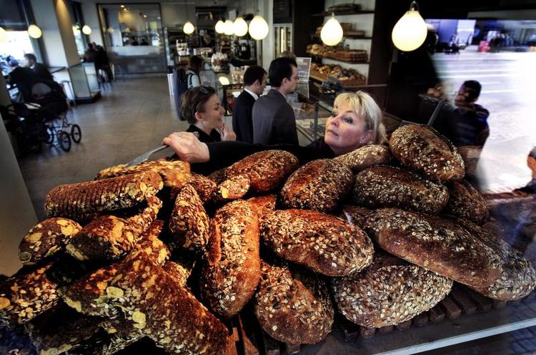Bagerbrød. Der er ingen krav til bagere om at oplyse, hvad indhold og næringsværdi er i deres brød. Forbrugerrådet mener, der er behov for bedre mærkning. 