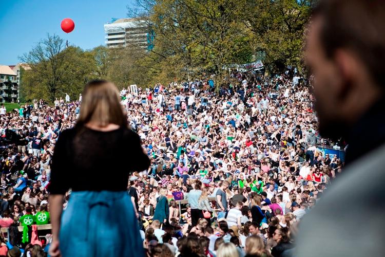 Samling. Aarhus Universitetspark er pakket med unge, der vil overvære Kapsejladsen 2012. 