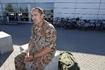Strandet. Oberstløjtnant Henrik Christiansen venter uden for indenrigsterminalen i Københavns Lufthavn. Hans tur hjem fra Afghanistan er blevet forsinket af Cimber Sterlings konkurs. 