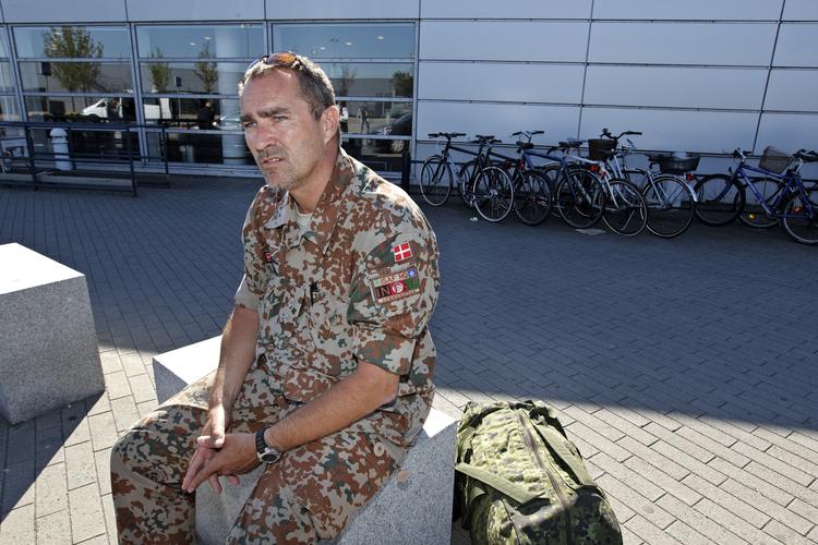 Strandet. Oberstløjtnant Henrik Christiansen venter uden for indenrigsterminalen i Københavns Lufthavn. Hans tur hjem fra Afghanistan er blevet forsinket af Cimber Sterlings konkurs. 