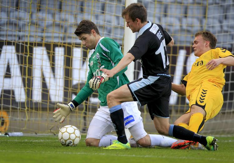 Målfest. Sønderjyskes keeper Nathan Coe blev skudt i sænk i aftenens kamp mod AC Horsens 